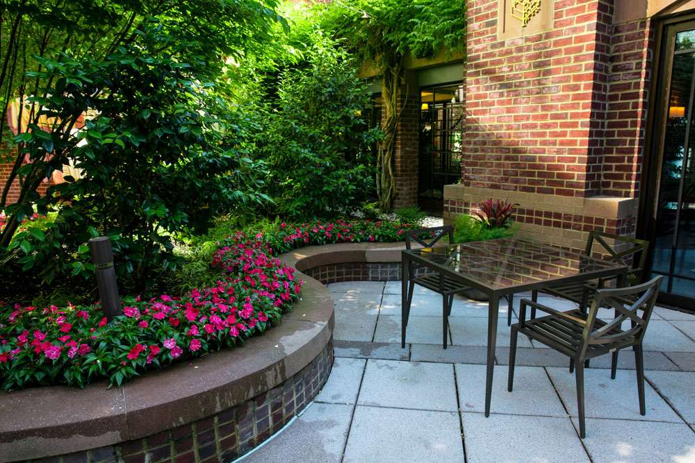 Hotel Landscape Maintenance: 8 Tips to Enhance Curb Appeal & Customer Satisfaction